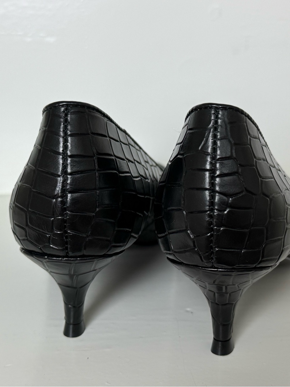 Vionic Josie kitten heel pumps in a black crocodile-embossed leather finish - Picture 4 of 7